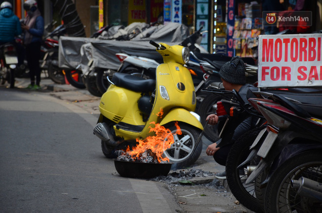 Giật mình thon thót với những cảnh đốt vàng mã ngay xe máy, trụ điện của người dân Thủ đô